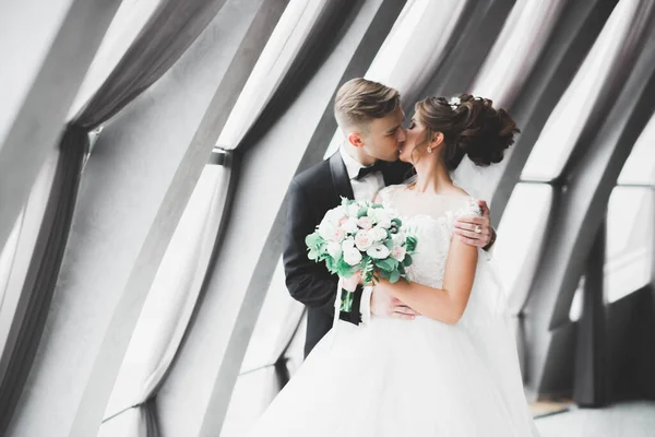 Perfect Koppel Bruid Bruidegom Poseren Kussen Hun Trouwdag — Stockfoto