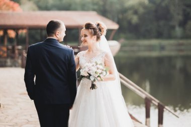 Bahar mevsiminde öpüşen düğün çifti. Yakın plan portre..