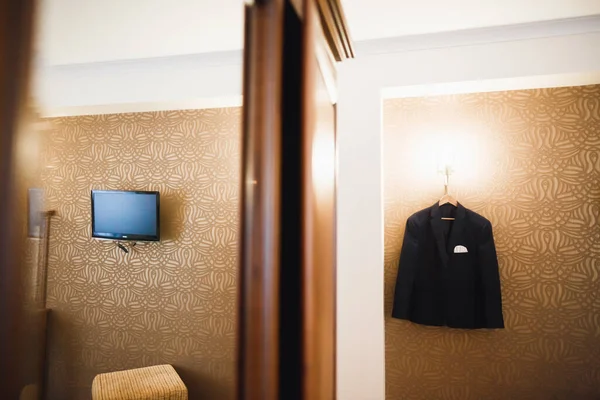 室内のドレッシングルームでスタイリッシュな新郎スーツ — ストック写真