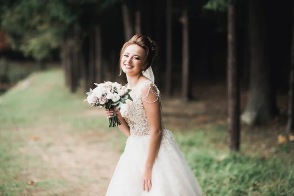 Portret Van Een Mooie Modebruid Lief Sensueel Bruiloft Make Haar — Stockfoto