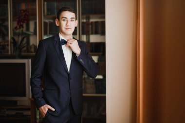 Damat sabah hazırlığı. Yakışıklı adam giyiniyor ve düğüne hazırlanıyor..