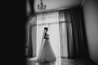 Beyaz elbiseli lüks gelin düğün törenine hazırlanırken poz veriyor..