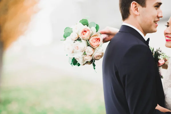 Pareja Boda Perfecta Con Ramo Flores Lujo —  Fotos de Stock