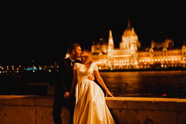 Genç ve güzel bir çiftin yakın çekimi..