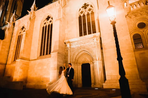 Linda Noiva Girando Com Vestido Perfeito Perto Grande Edifício Histórico — Fotografia de Stock