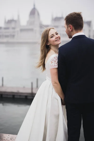 Hermosa Novia Posando Para Novio Divertirse Cerca Del Parlamento Budapest — Foto de Stock