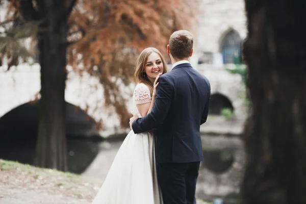 Sensuellt Porträtt Ett Ungt Bröllopspar Utomhus — Stockfoto