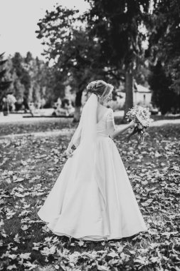 Zarif beyaz elbiseler içinde güzel bir gelin.