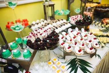 Lezzetli düğün resepsiyonu, tatlı masası..