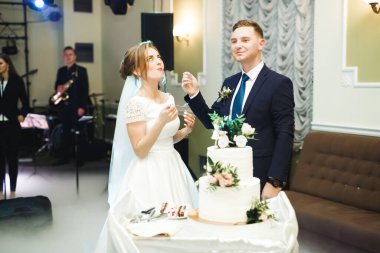 Gelin ve damat düğün pastasını kesiyor..