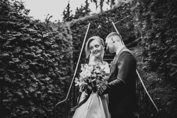 Pareja Boda Perfecta Con Ramo Flores Lujo — Foto de Stock