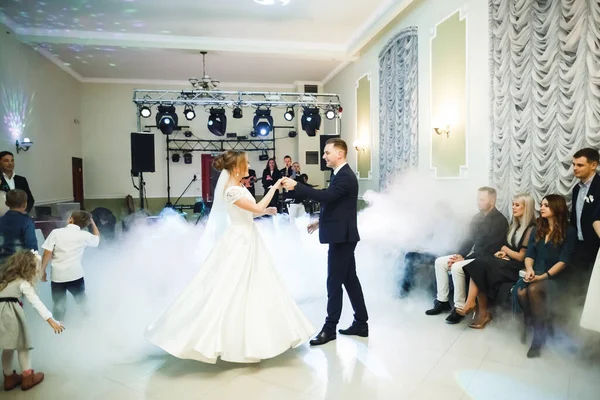 Casal Lindo Acabou Casar Dançar Sua Primeira Dança — Fotografia de Stock