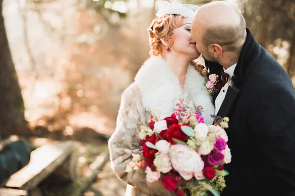 Gyönyörű Romantikus Esküvő Pár Friss Házasok Ölelés Parkban — Stock Fotó