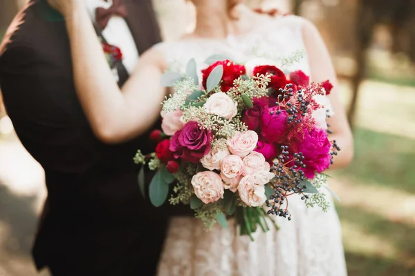 Perfetto Matrimonio Coppia Possesso Bouquet Lusso Fiori — Foto Stock