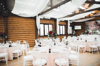 Düğün töreni için süslemeler. Güzel çiçekler..