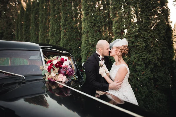 Happy Newlywed Couple Man Wife Kissing Stylish Retro Car — Stock Photo, Image