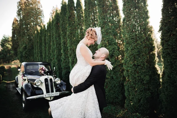 Happy Newlywed Couple Man Wife Kissing Stylish Retro Car — Stock Photo, Image