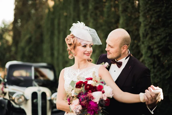 Feliz Pareja Recién Casada Hombre Esposa Besándose Cerca Coche Retro — Foto de Stock