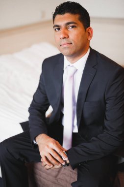 Genç ve yakışıklı bir adam iş toplantısından sonra bir otelde dinleniyor..