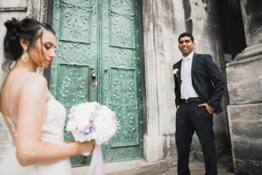 Göz kamaştırıcı mutlu çift birbirine yakın duruyor ve gözlerinin içine bakıyor..