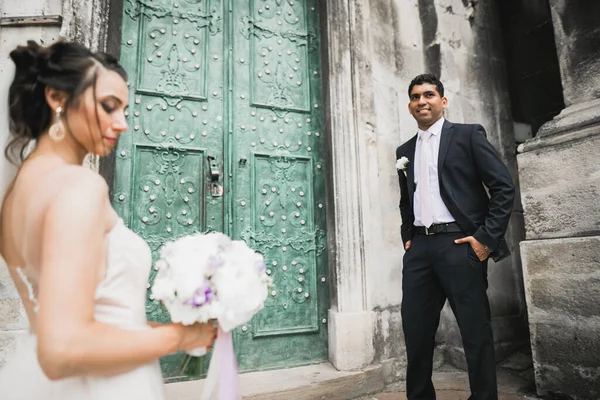 Göz kamaştırıcı mutlu çift birbirine yakın duruyor ve gözlerinin içine bakıyor..