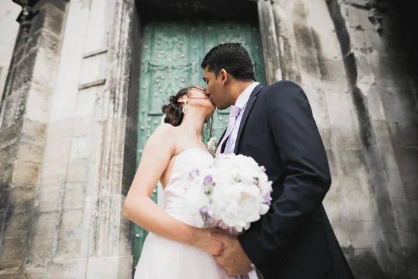 Güzel bir çift eski şehirde öpüşüyor..