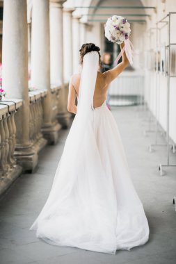 Zarif beyaz elbiseler içinde güzel bir gelin.