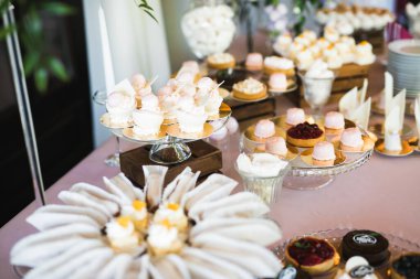 Düğün şekeri büfesinde lezzetli tatlılar, tatlılar, kekler..