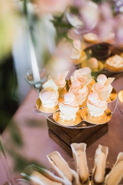 Düğün şekeri büfesinde lezzetli tatlılar, tatlılar, kekler..