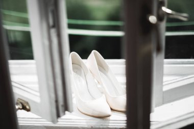 Bir çift zarif ve şık gelin ayakkabısı..