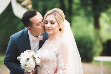 Güzel gelin ve damat evlendikleri gün kucaklaşıp öpüşüyorlar..