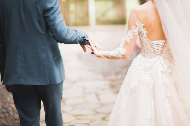 Şehre yeni evli bir çift ayak basmış. Karı koca yürüyüşe çıktılar..