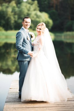 Güzel gelin ve damat evlendikleri gün kucaklaşıp öpüşüyorlar..