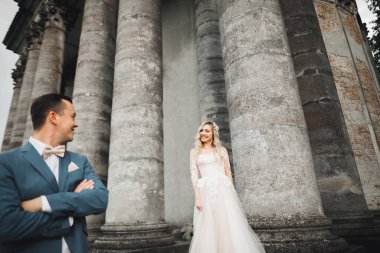 Göz kamaştırıcı mutlu çift birbirine yakın duruyor ve gözlerinin içine bakıyor..