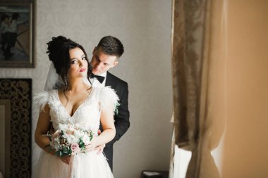 Göz kamaştırıcı mutlu çift birbirine yakın duruyor ve gözlerinin içine bakıyor..