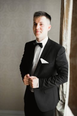 Damat sabah hazırlığı. Yakışıklı adam giyiniyor ve düğüne hazırlanıyor..