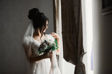 Güzel bir moda gelininin portresi, tatlı ve şehvetli. Düğün makyajı ve saç..