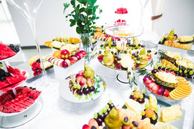 Düğün şekeri büfesinde lezzetli tatlılar, tatlılar, kekler..