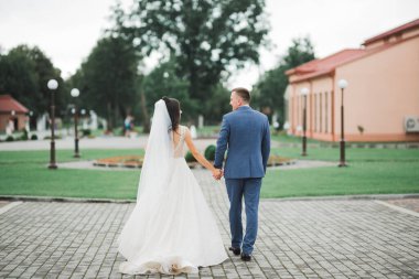 Düğün günü el ele tutuşan çift, damat ve gelin..