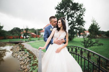 Parkta kucaklaşan yeni evli çiftin güzel romantik düğünü..