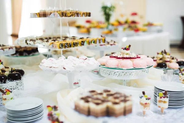 Вкусные Сладости Свадьбе Конфеты Шведский Стол Десертами Кексы — стоковое фото