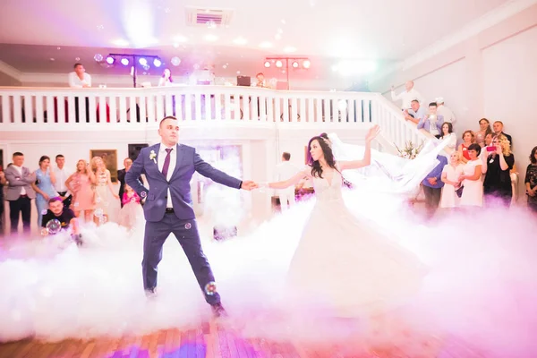 Mooi Bruidspaar Net Getrouwd Danst Hun Eerste Dans — Stockfoto