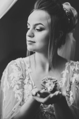 Beyaz elbiseli lüks gelin düğün törenine hazırlanırken poz veriyor..