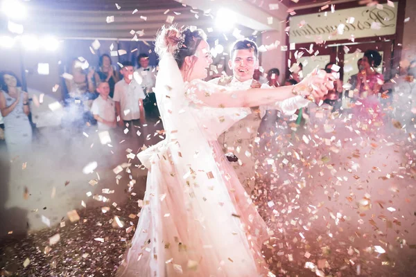 Schönes Hochzeitspaar Hat Gerade Geheiratet Und Tanzt Seinen Ersten Tanz — Stockfoto