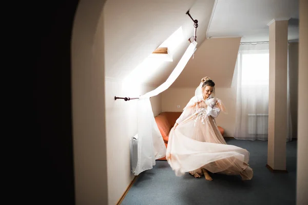 Porträtt Vacker Brud Med Mode Slöja Bröllopsmorgonen — Stockfoto