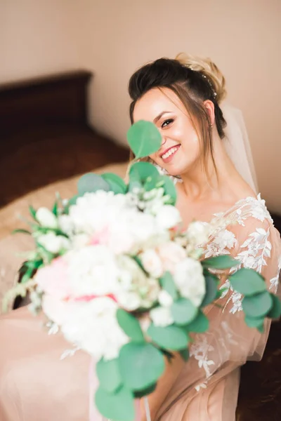 Mariée Tenant Grand Beau Bouquet Mariage Avec Des Fleurs — Photo