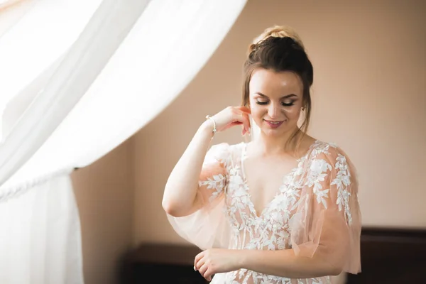 Beyaz Elbiseli Lüks Gelin Düğün Törenine Hazırlanırken Poz Veriyor — Stok fotoğraf