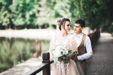 Göz kamaştırıcı mutlu çift birbirine yakın duruyor ve gözlerinin içine bakıyor..