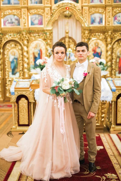 Одружена Пара Позує Церкві Після Церемонії — стокове фото
