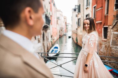 Göz kamaştırıcı mutlu çift birbirine yakın duruyor ve gözlerinin içine bakıyor..